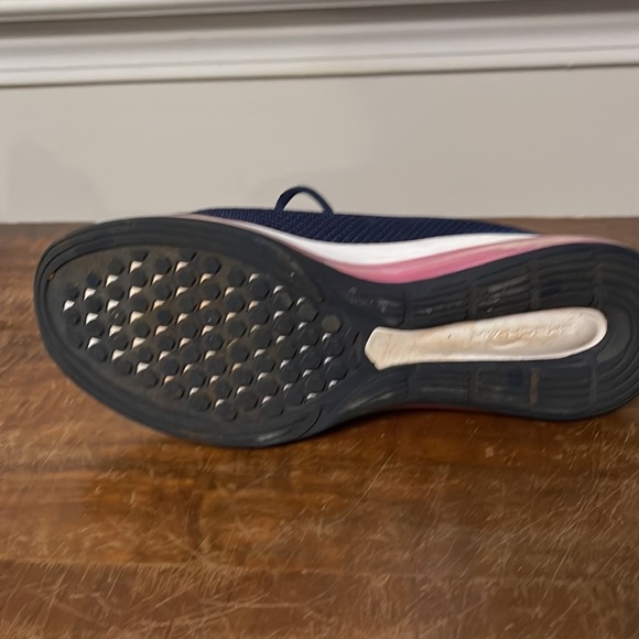 Skechers - Picture 3 of 4